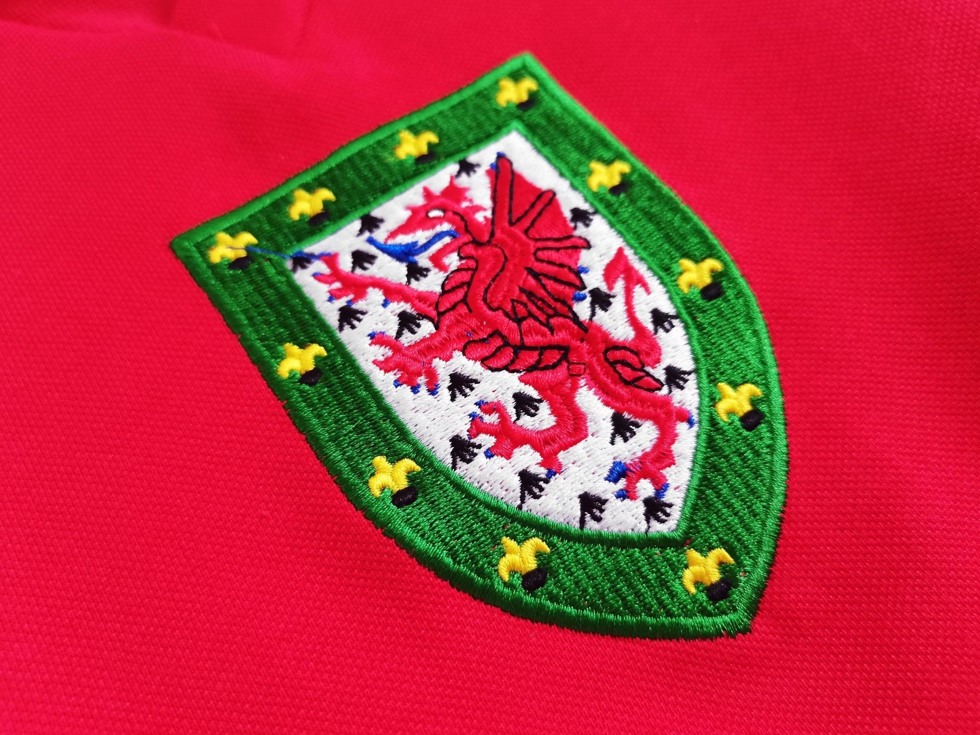 Wales 76-80 Home Retro Shirt crest