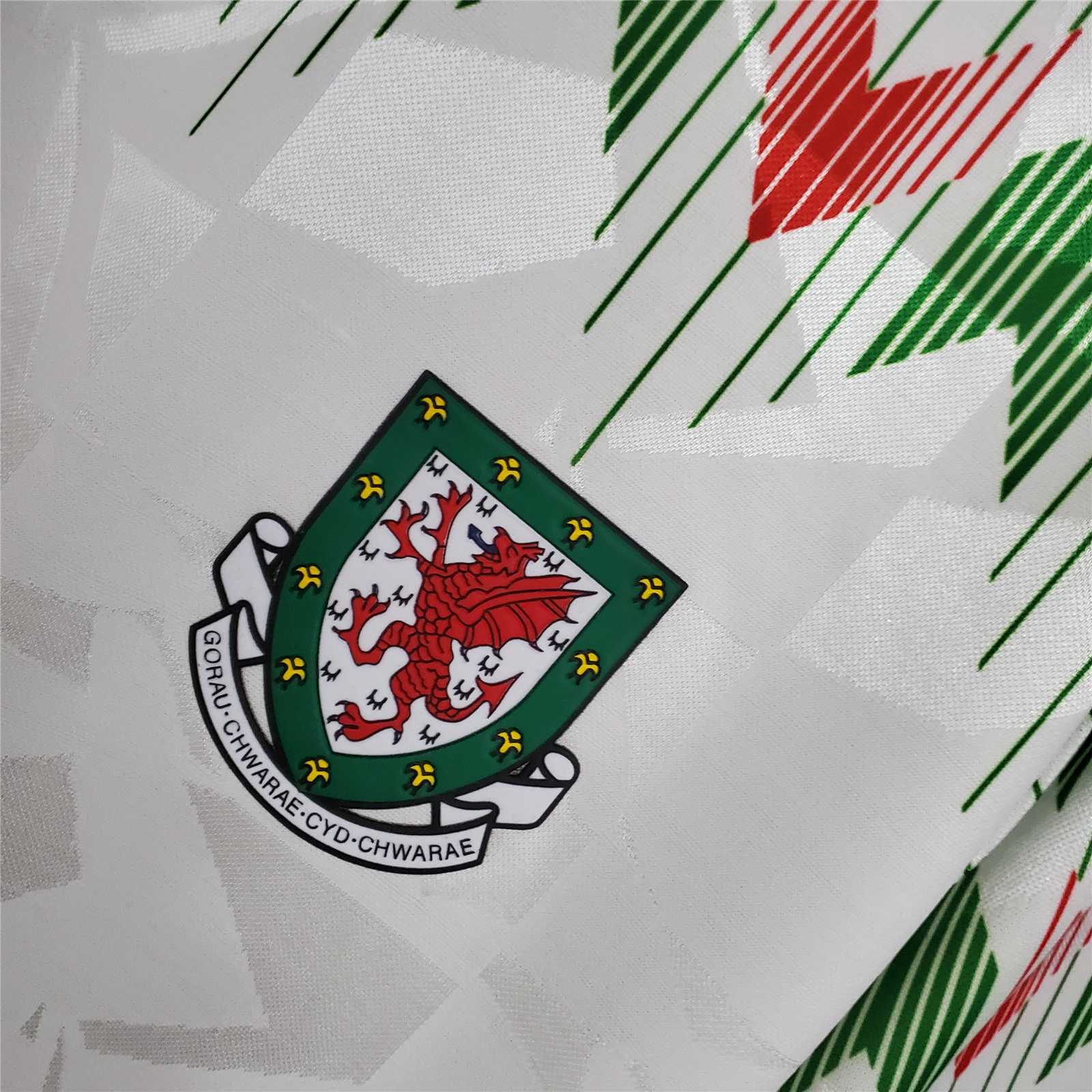 Wales 90-92 Away Retro Shirt crest