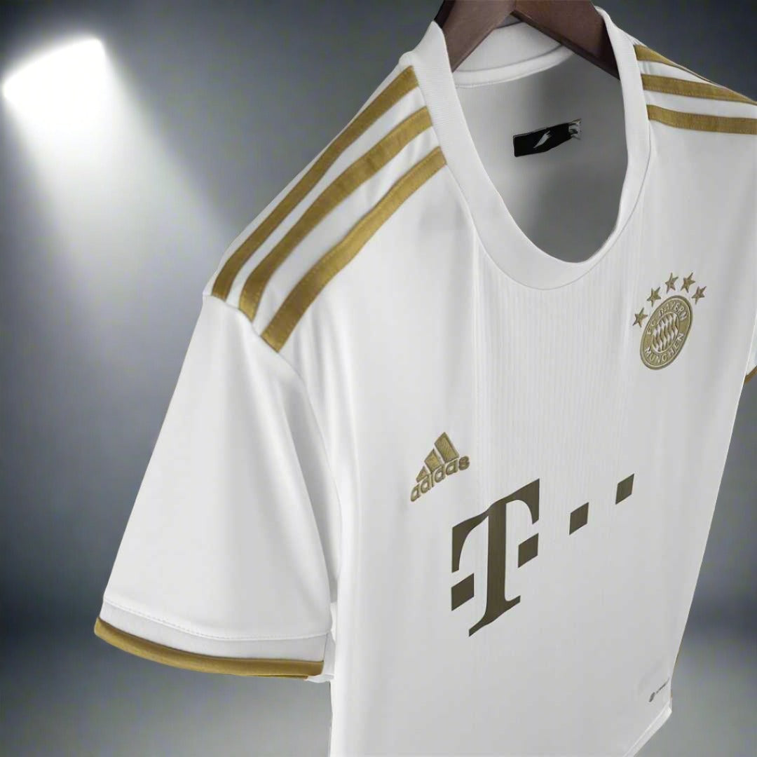 Bayern Munich 22-23 Away Shirt side