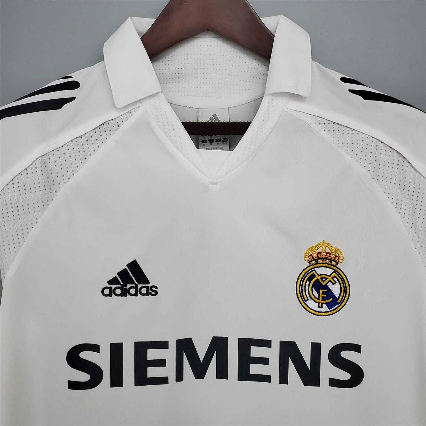 Real Madrid 05-06 Home Retro Shirt sponsor