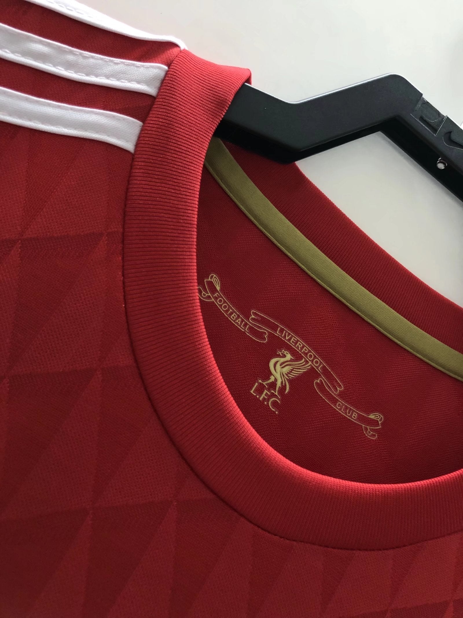 Liverpool 10-11 Home Shirt collar