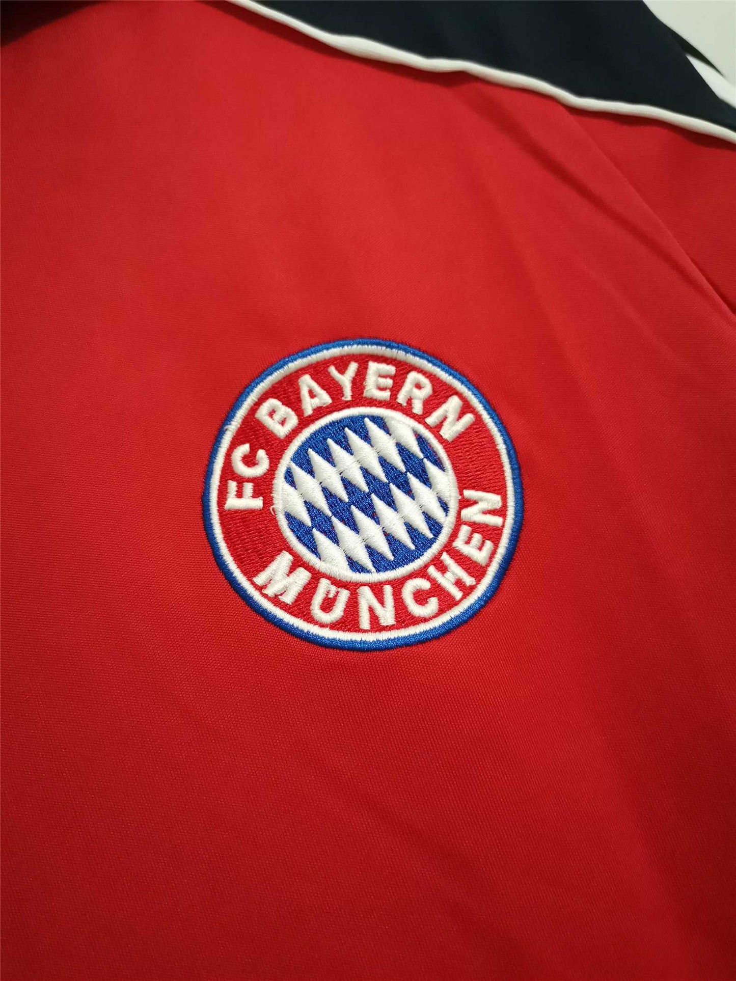 Bayern Munich 99-01 Home Retro Shirt crest