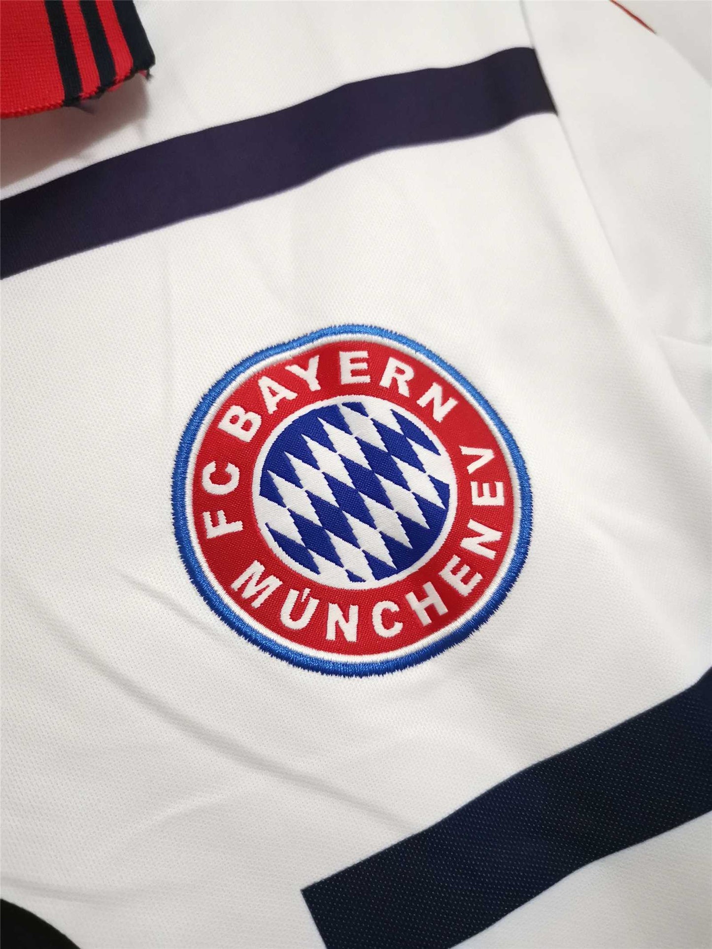 Bayern Munich 98-00 Home Retro Shirt crest