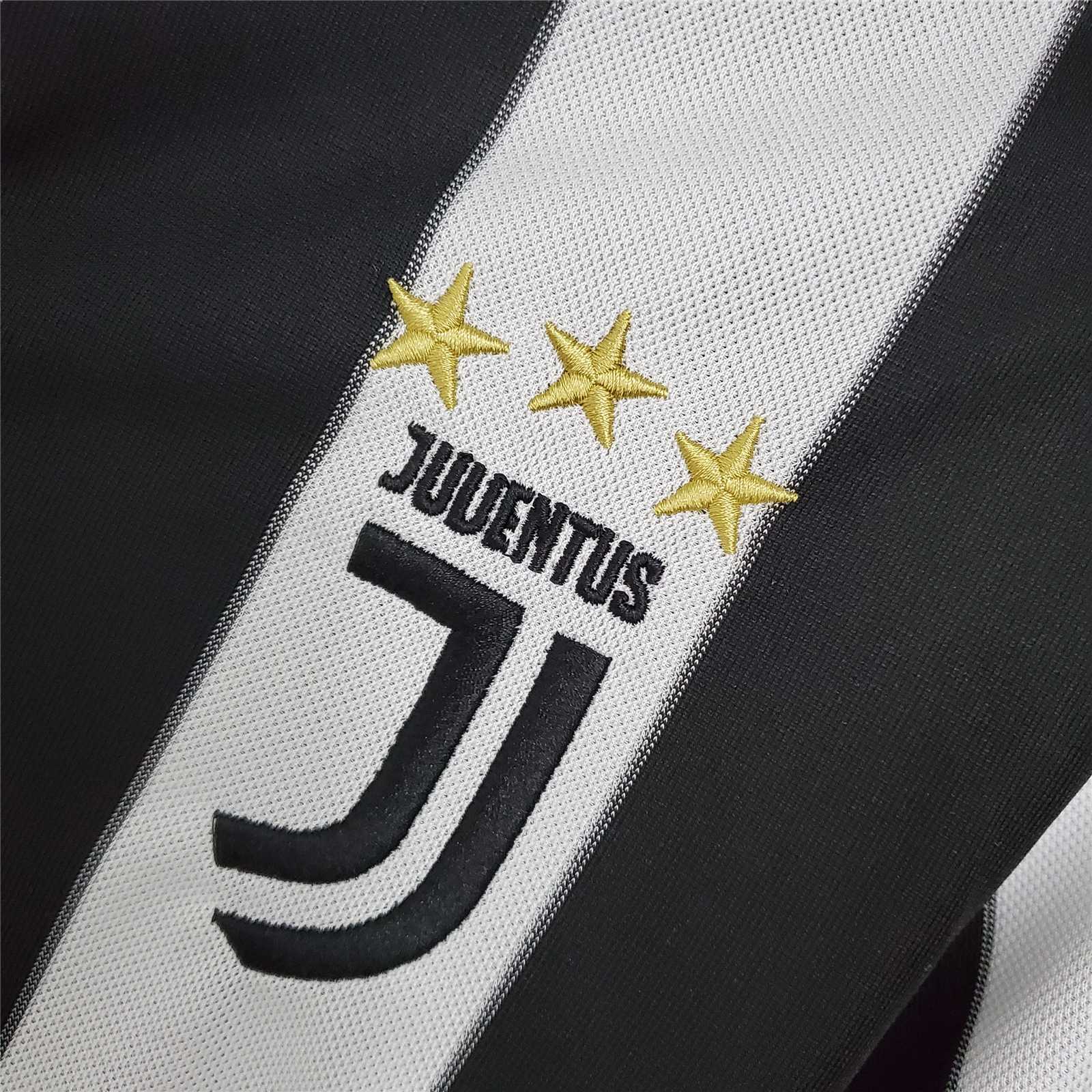 Juventus 17-18 Home Retro Shirt crest