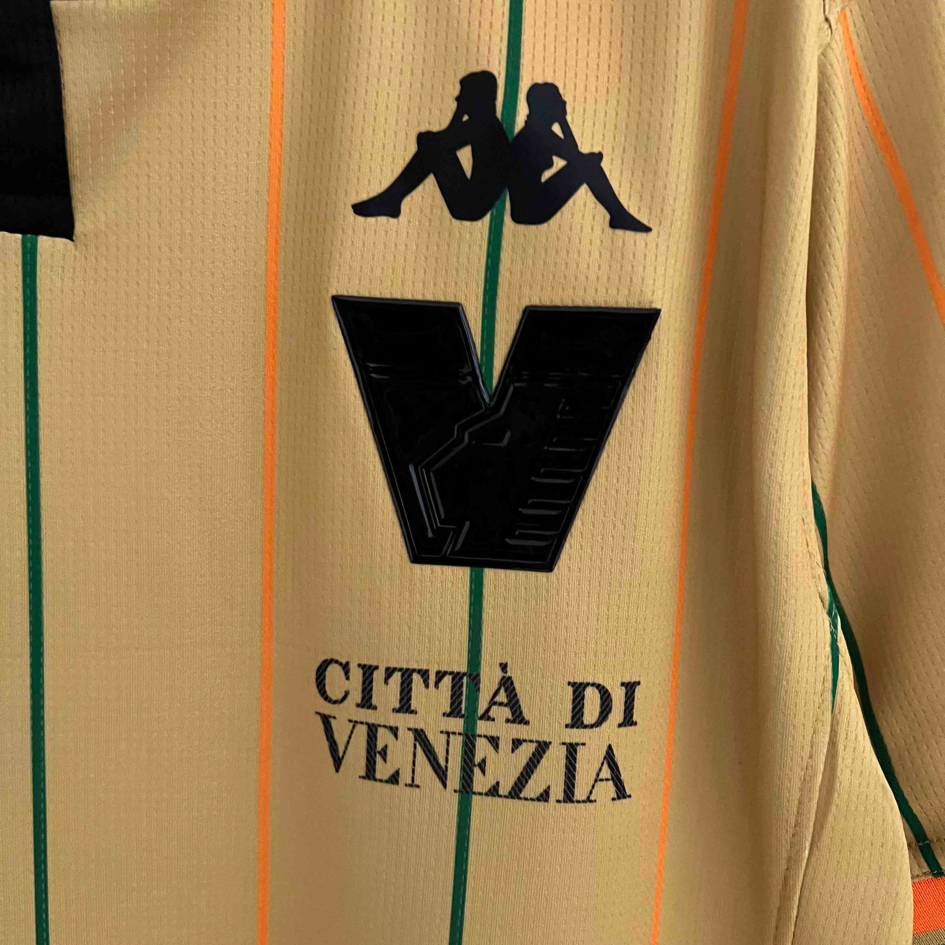 Venezia 23-24 Goalkeeper Shirt 2 crest