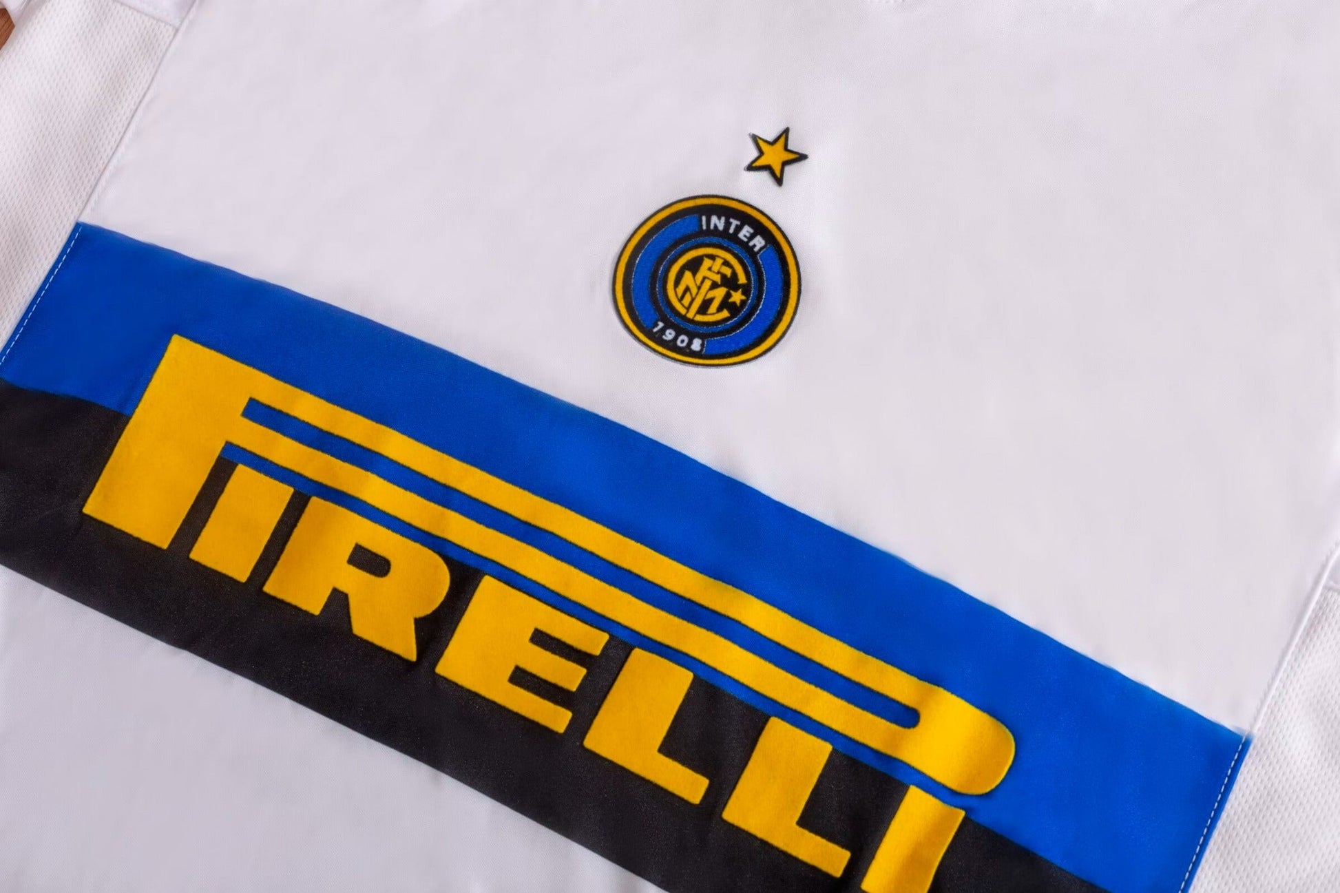 Inter Milan 05-06 Retro Away Shirt crest