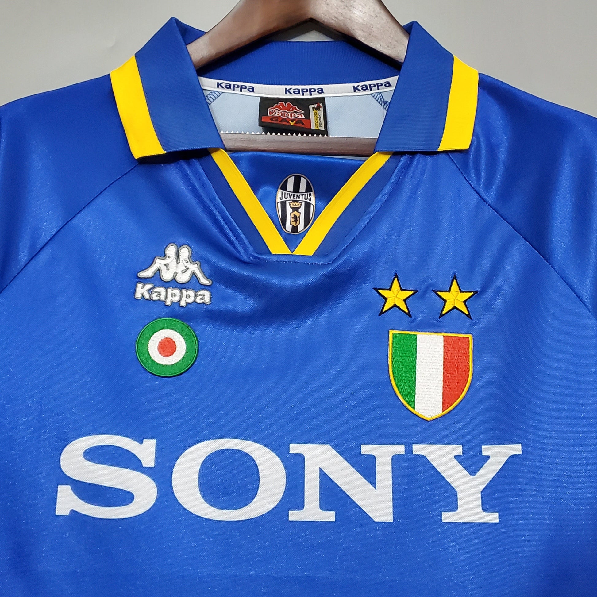 Juventus 95-97 Away Retro Shirt sponor