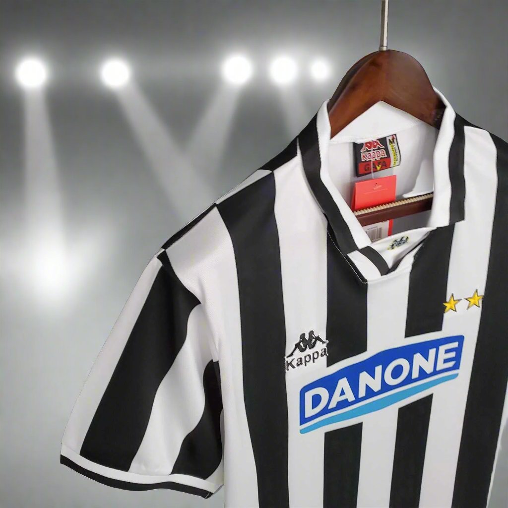 Juventus 94-95 Home Retro Shirt shoulder