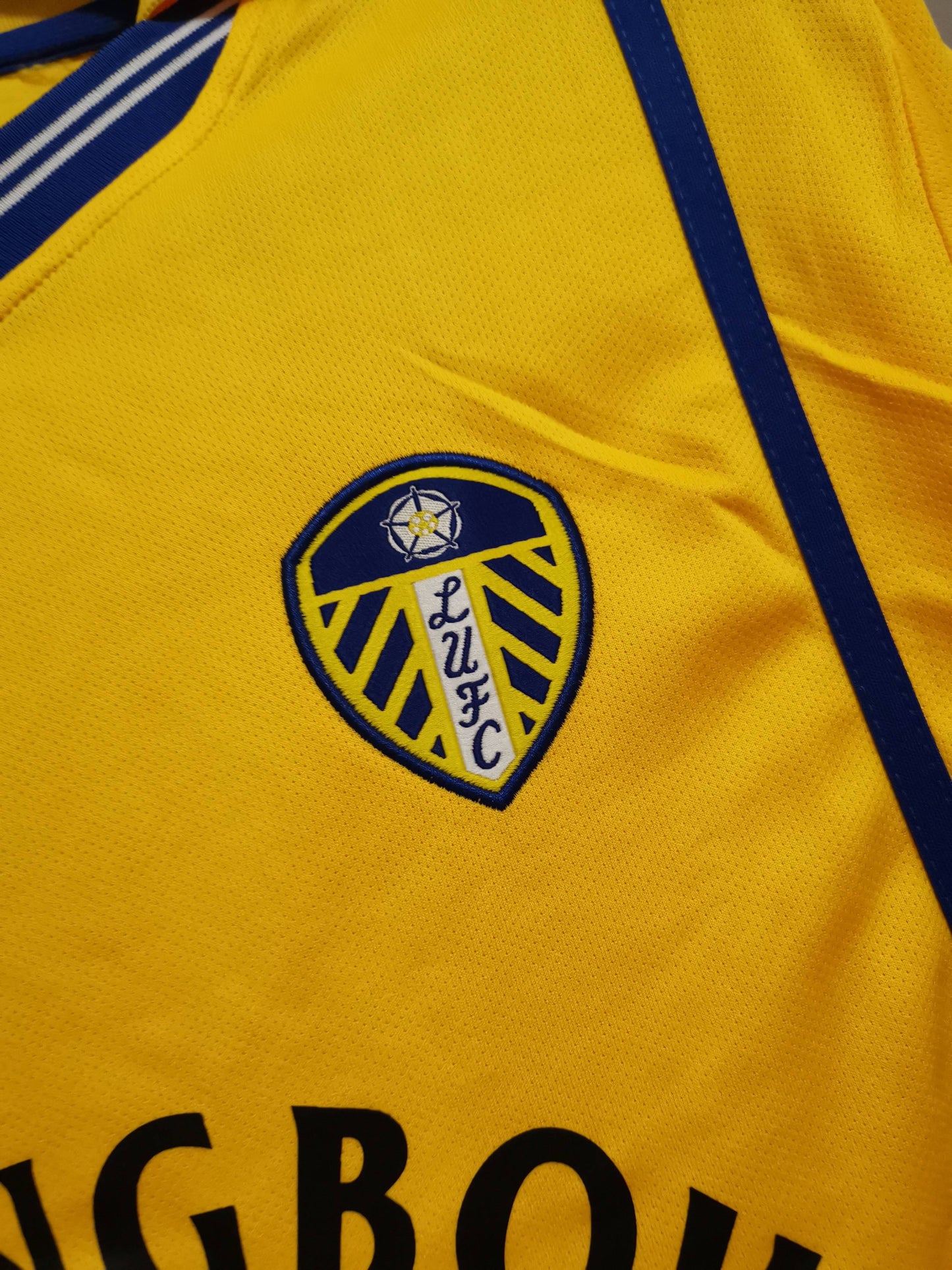 Leeds United 00-02 Away Shirt crest