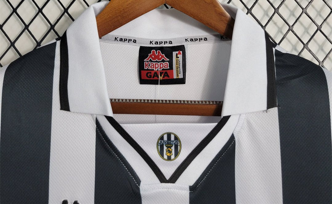 Juventus 95-97 Home Retro Shirt collar