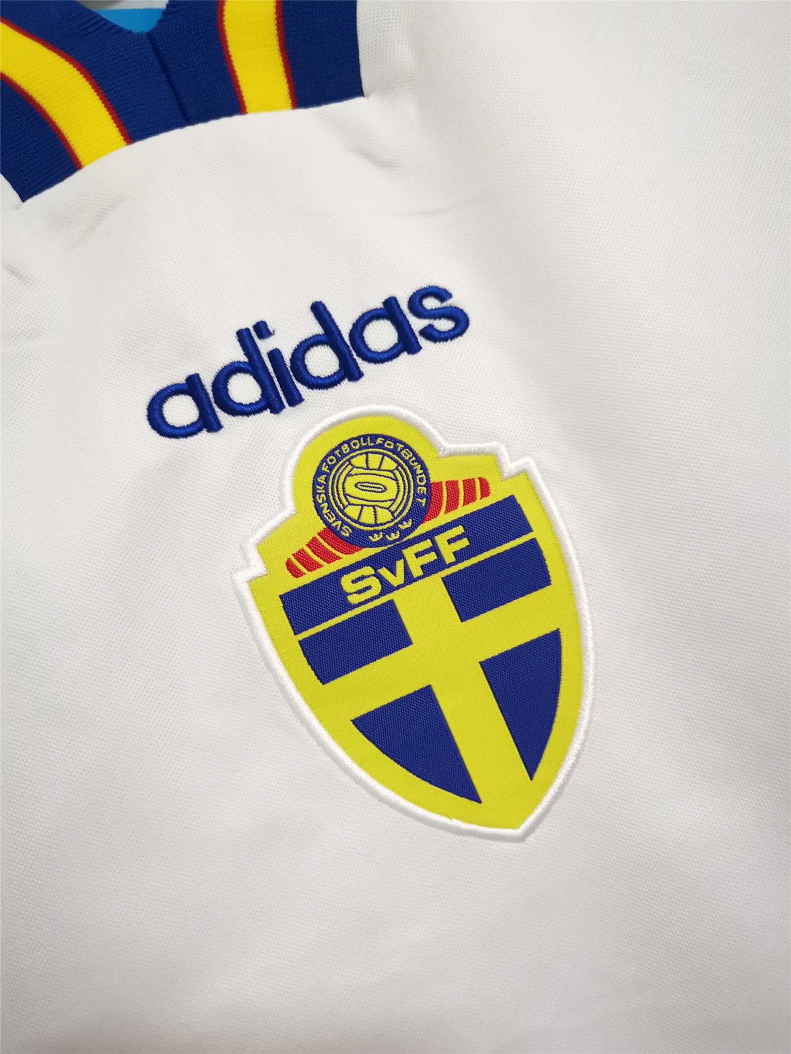 Sweden 94-96 Away Retro Shirt crest