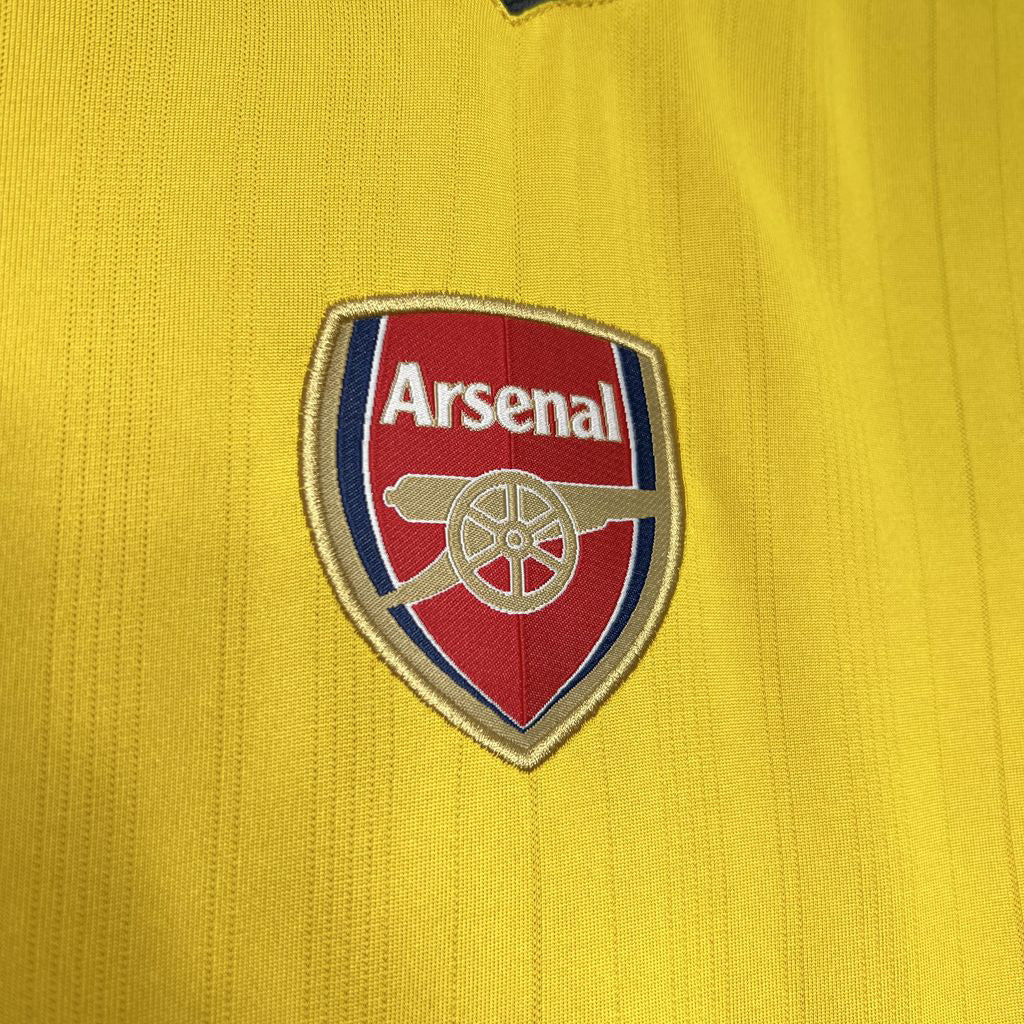 Arsenal 05-07 Away Retro Shirt crest