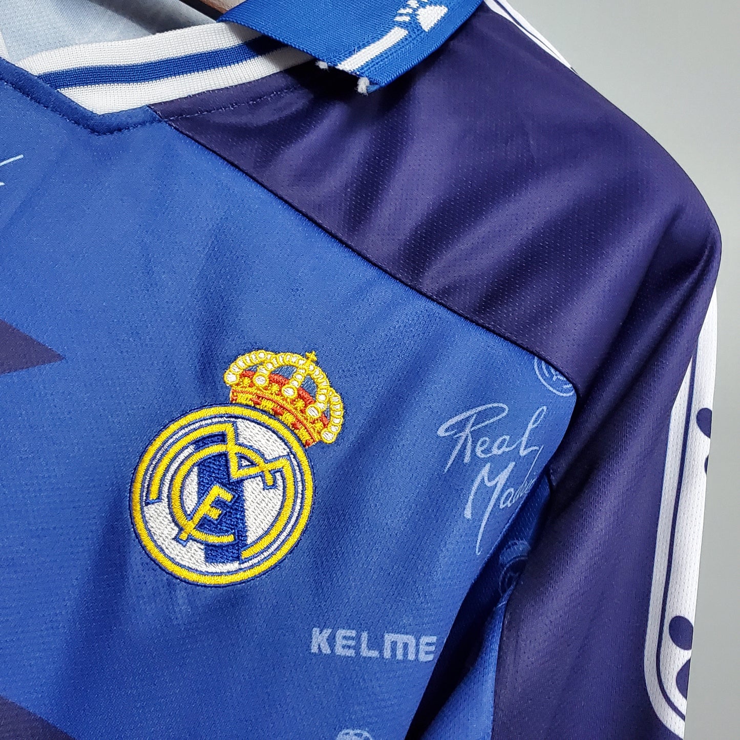 Real Madrid 94-96 Away Retro Shirt badge