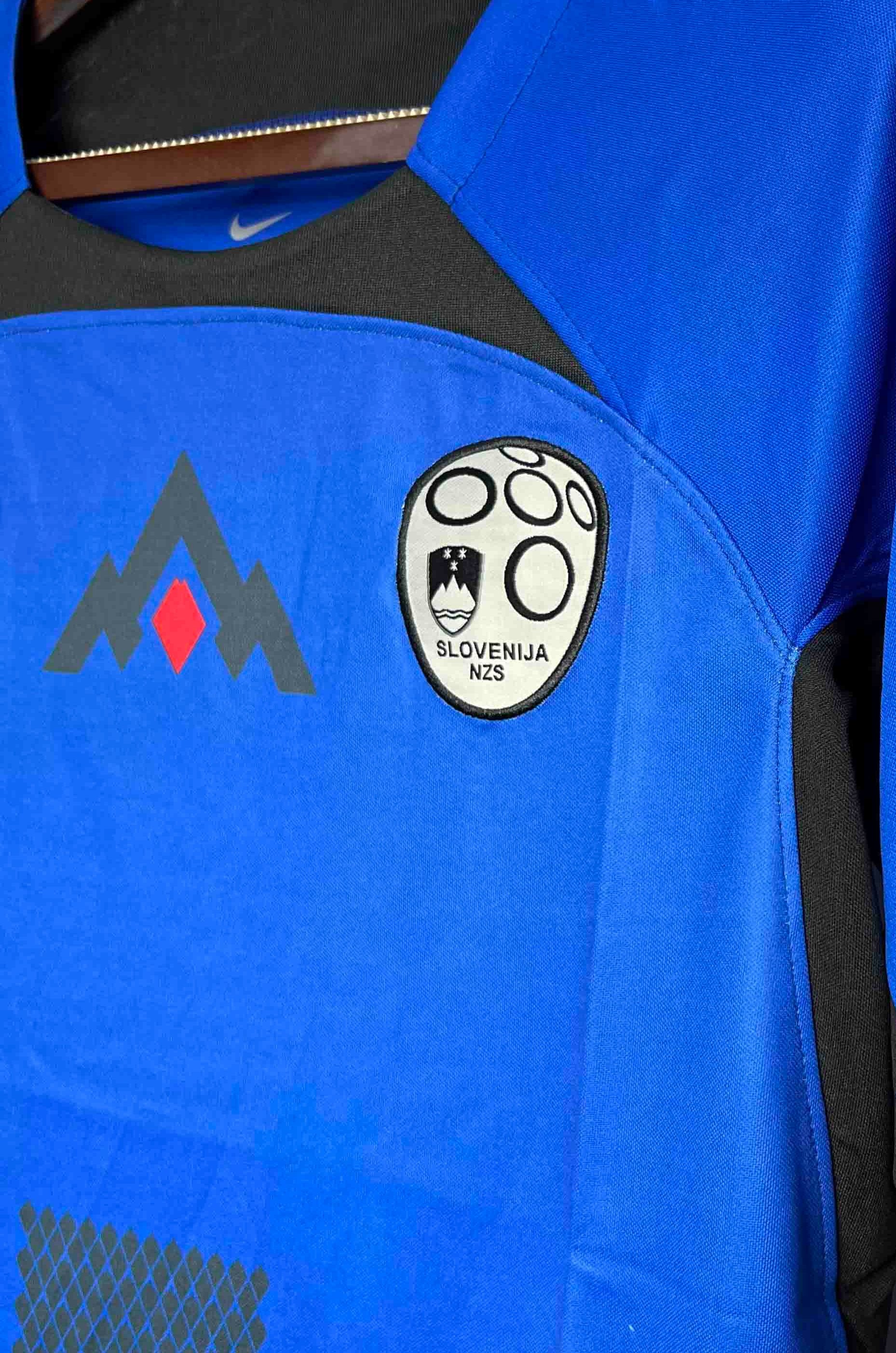 Slovenia 24-25 Away Shirt crest