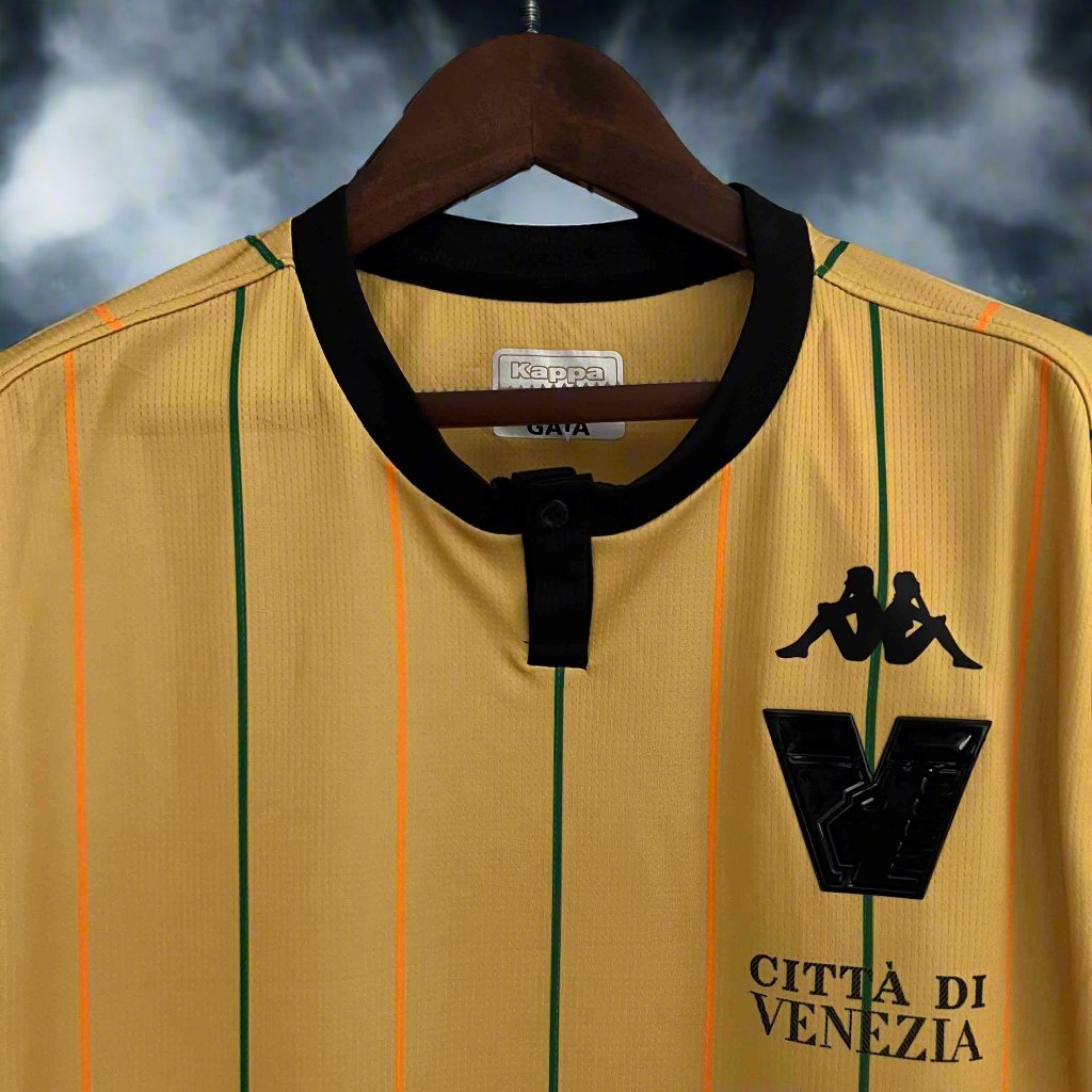 Venezia 23-24 Goalkeeper Shirt 2 collar