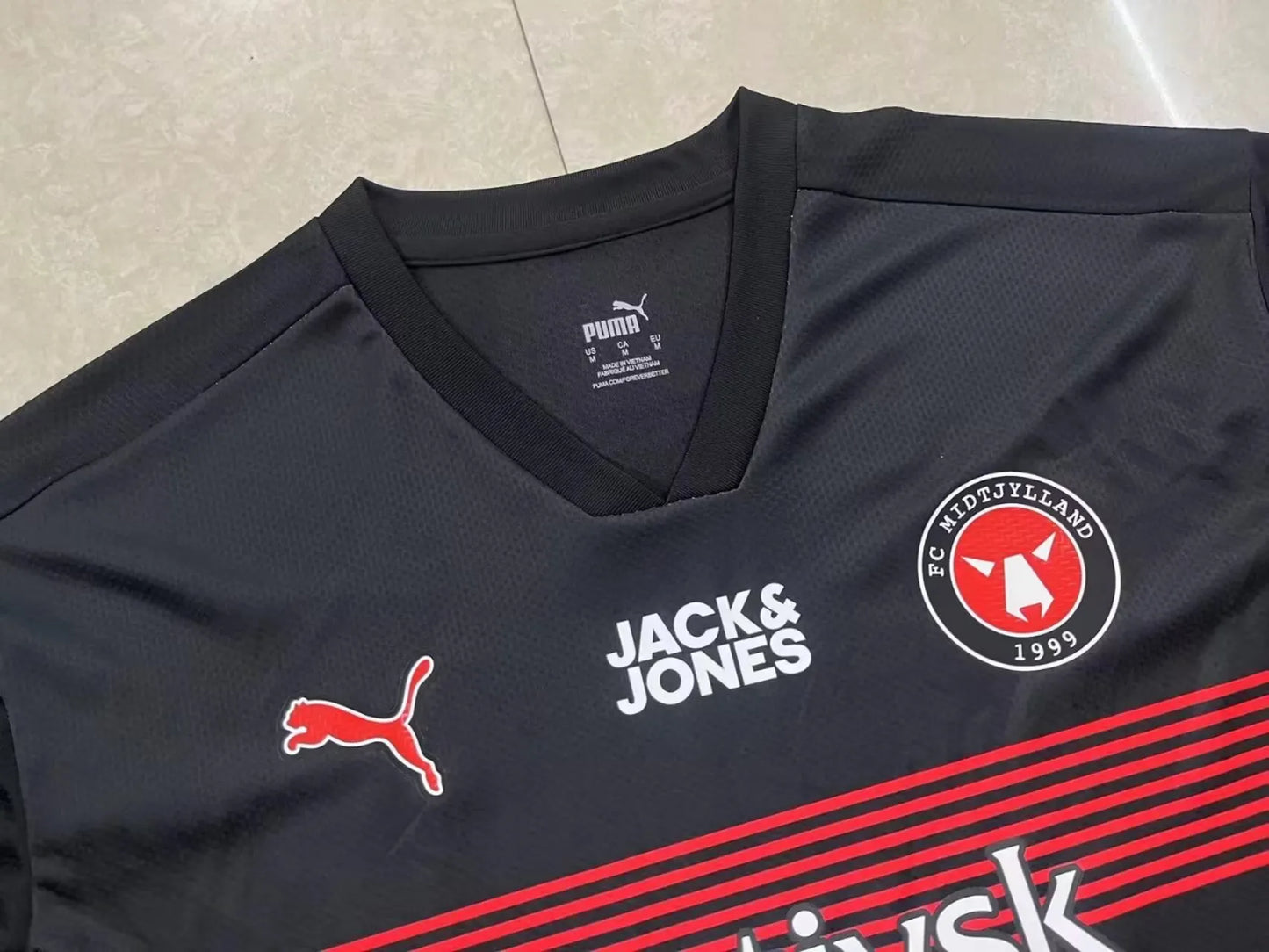 Midtjylland 23-24 Home Shirt collar