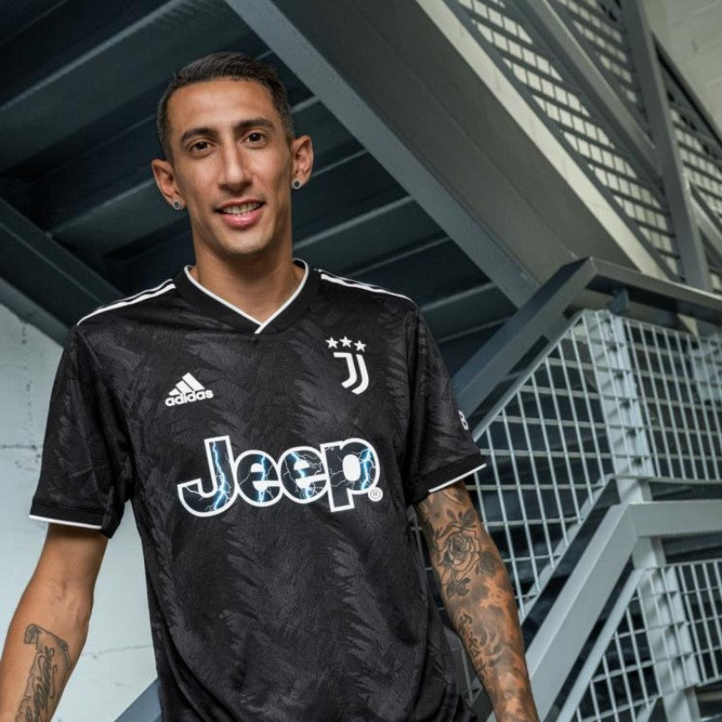 Juventus 22-23 Away Shirt model