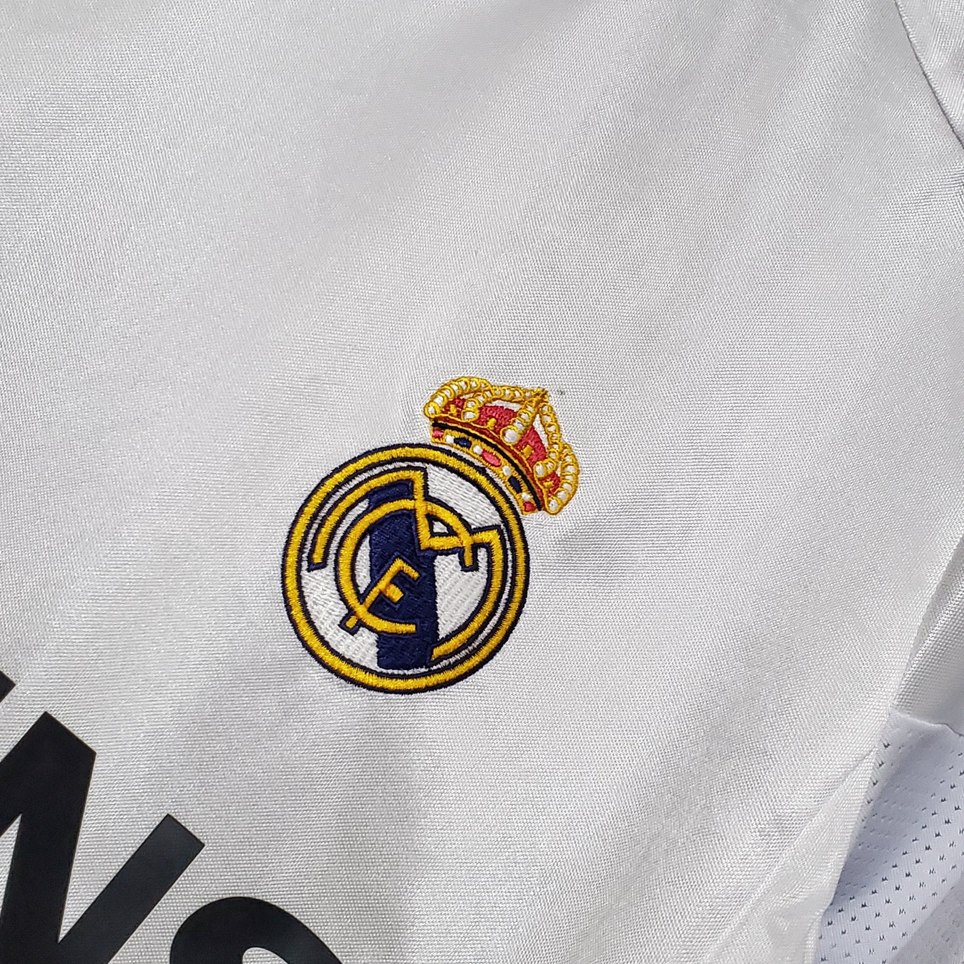 Real Madrid 04-05 Home Retro Shirt badge