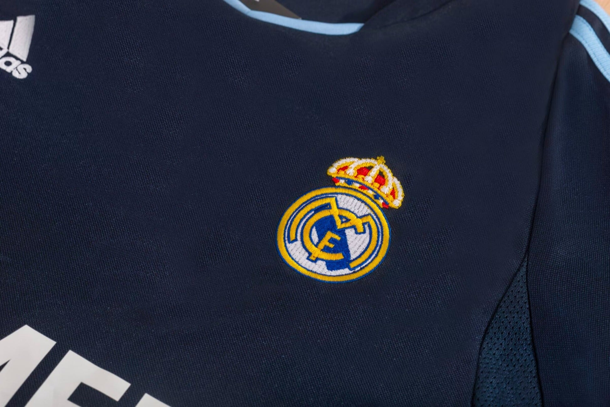 Real Madrid 03-04 Away Retro Shirt crest