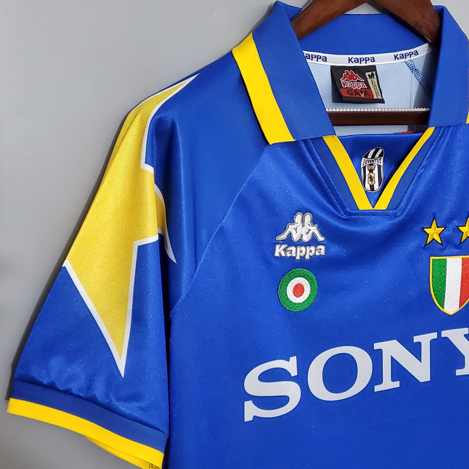 Juventus 95-97 Away Retro Shirt shoulder