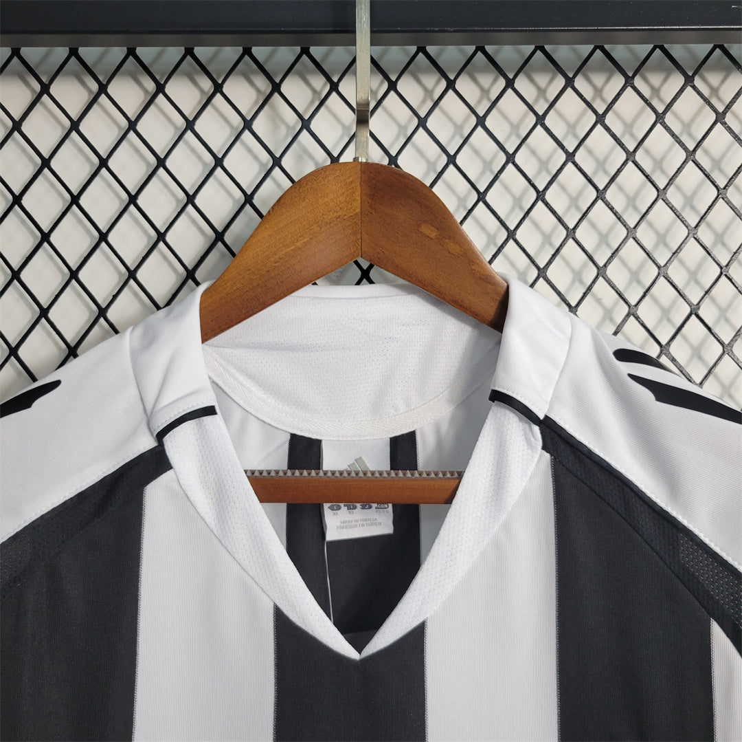 Newcastle United 05-07 Home Shirt neck