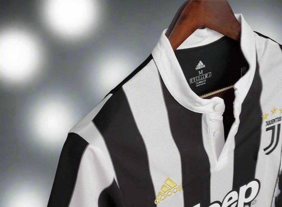 Juventus 17-18 Home Retro Shirt shoulder