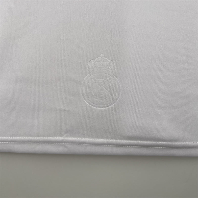 Real Madrid 08-09 Home Retro Shirt emblem