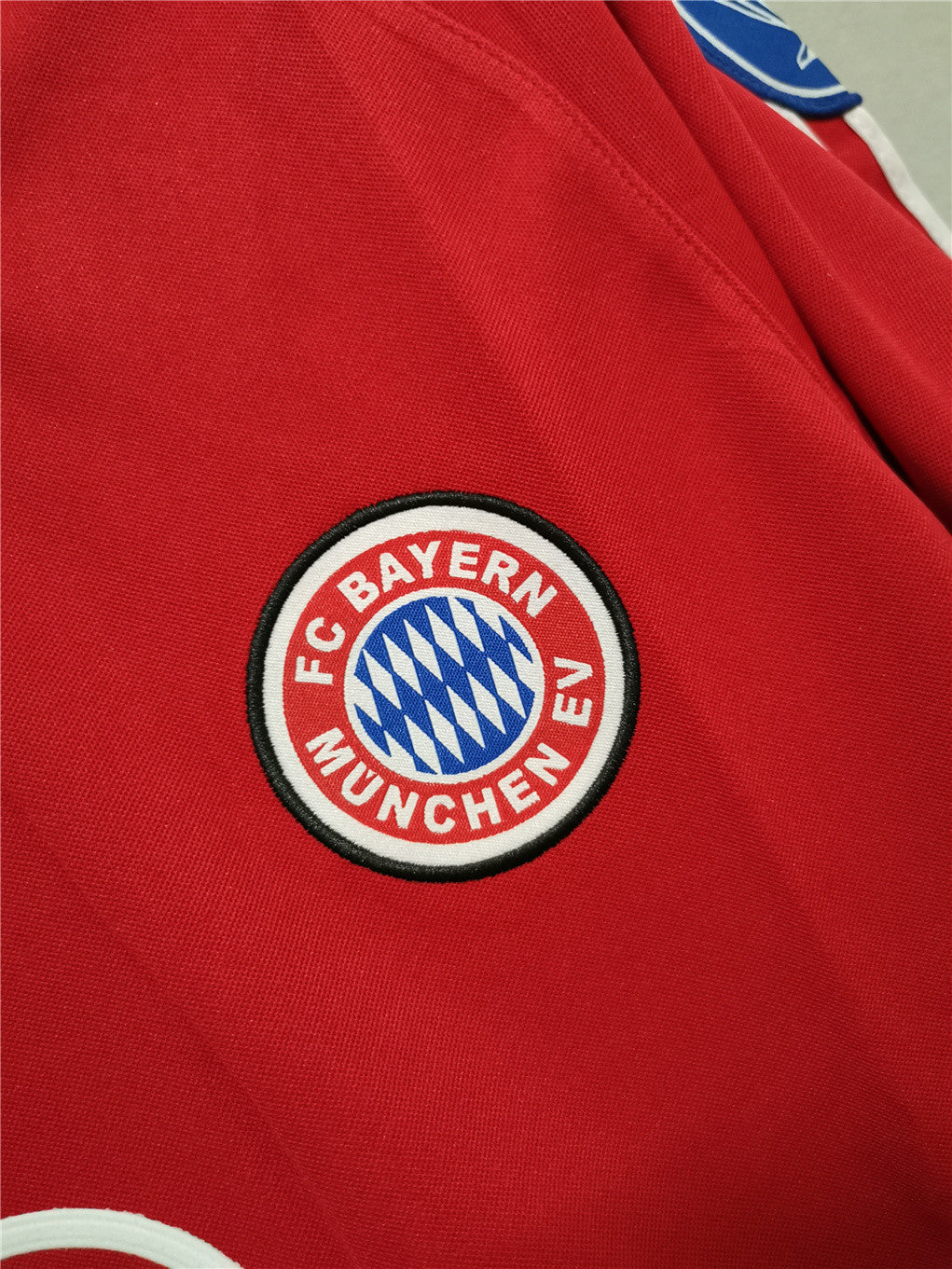 Bayern Munich 00-01 European Home Retro Shirt crest