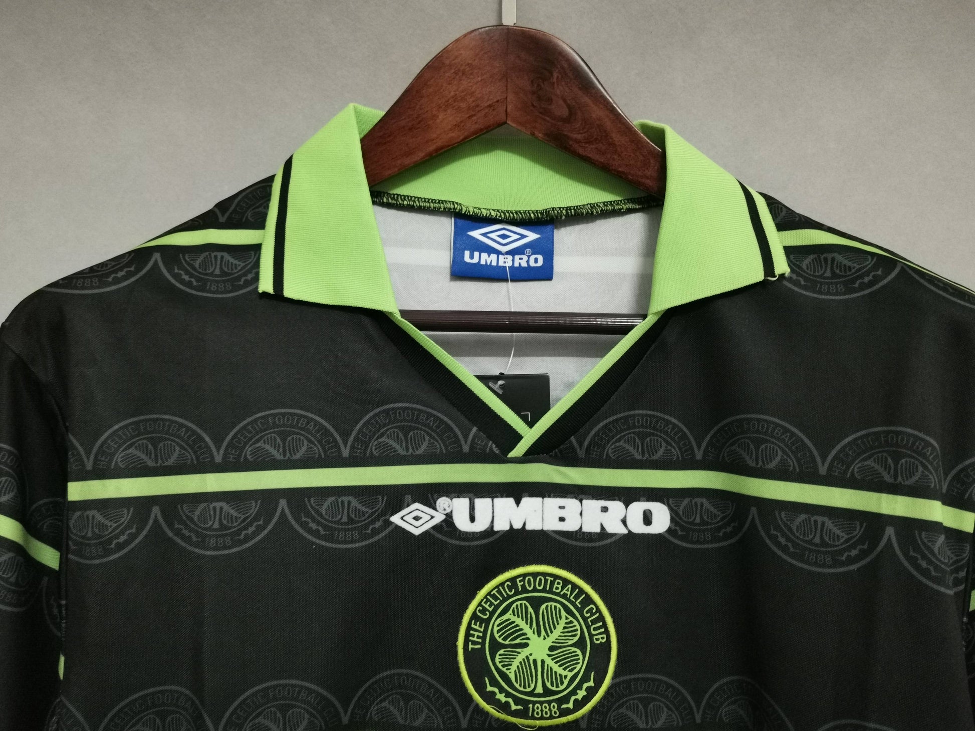 Celtic 98-00 Away Retro Shirt crest