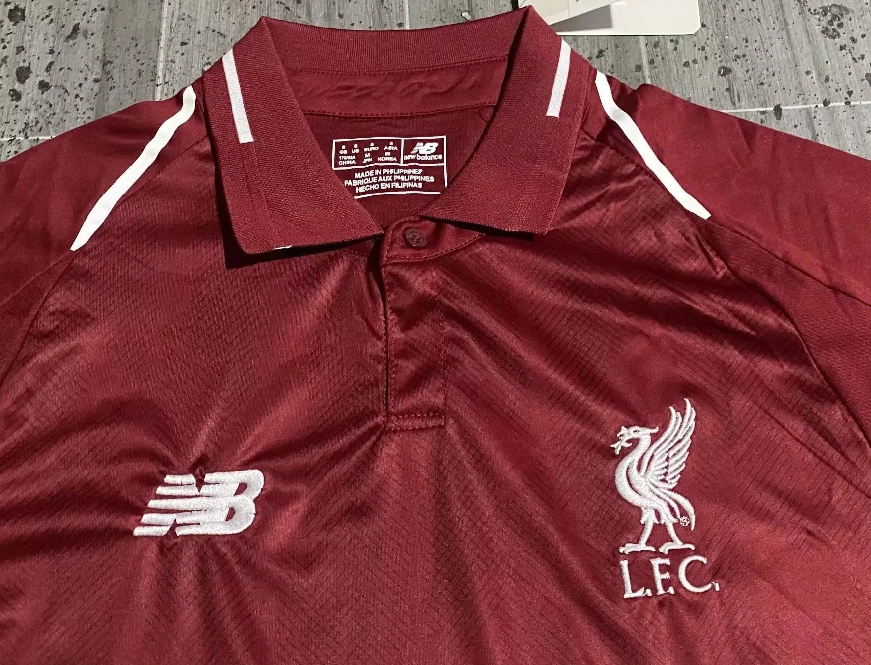 Liverpool 18-19 Home Shirt collar