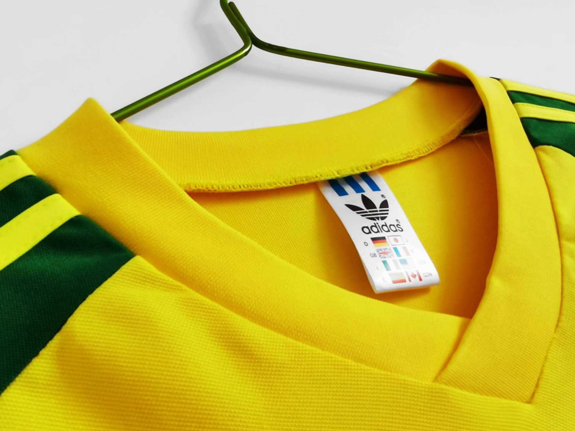 Wales 82-84 Away Retro Shirt collar