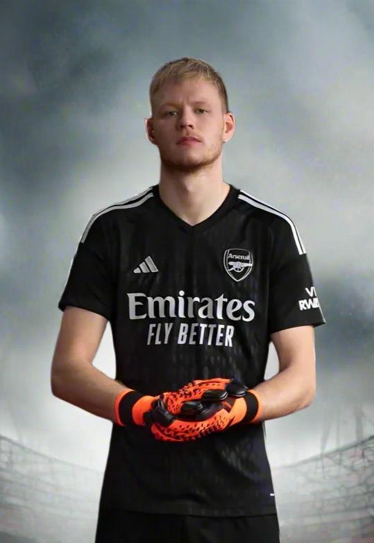 Arsenal 23-24 Goalkeeper Shirt Black model